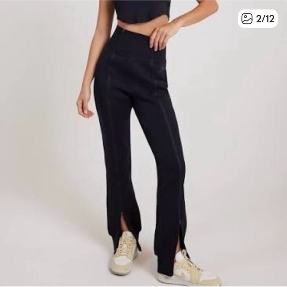 Nike Women’s Black Sportswear Tech Fleece High Waist
Slim Double Zip Front Pants